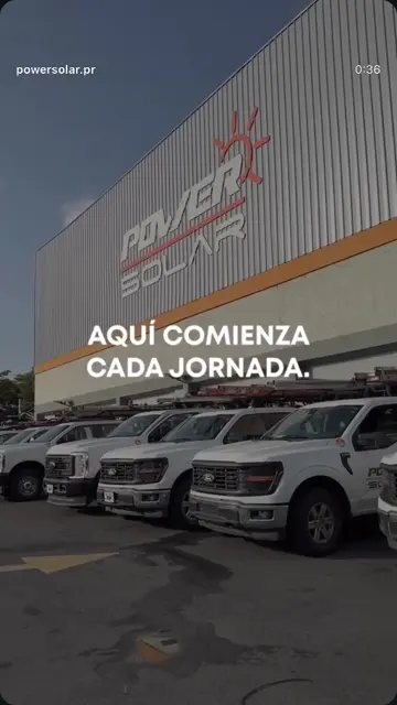 Flota real de guaguas blancas rotuladas de Power Solar, frente al edificio de la empresa